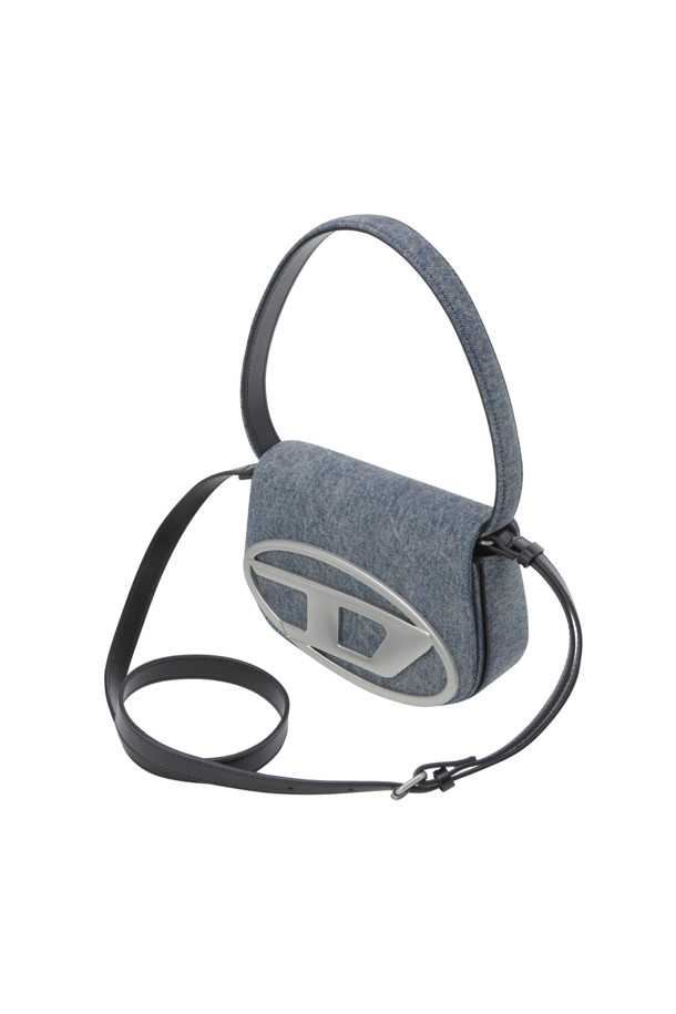 1DR 아이코닉 숄더백은 솔라이즈드 데님 소재에 매트 마감과 톤온톤 디테일로 세련된 감각을 더한 여성 숄더백입니다. 미디엄 사이즈로, 데님과 가죽의 조화가 돋보이며, 빛바랜 효과가 빈티지하면서도 트렌디한 무드를 선사합니다. 플랩 잠금 방식을 적용했으며, D 플라크 디자인 장식과 숄더/벨트 스트랩으로 다양한 스타일 연출이 가능합니다.
