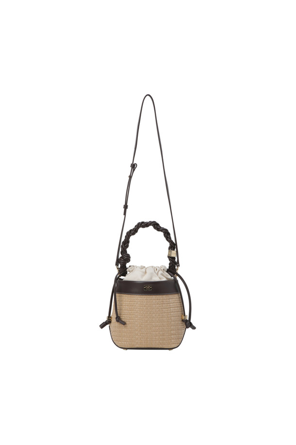 "Bou Bucket Bag - Tobacco Brown"은 라탄 소재의 스몰 사이즈 버킷백으로, 매듭 손잡이와 GANNI Butterfly 하드웨어 로고가 특징입니다. 캐주얼한 스타일에 끈 잠금 방식으로 디자인되었으며, 일상생활에서 편안하게 사용할 수 있습니다. 세련된 토바코 브라운 컬러는 어떤 스타일에도 잘 어울립니다.
