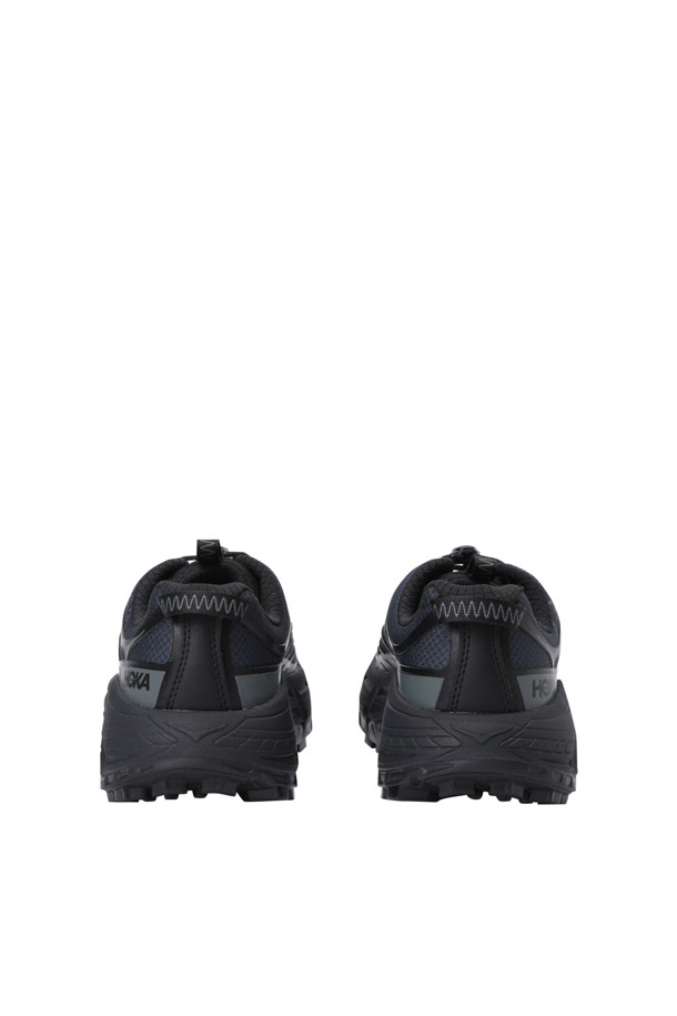 MAFATE THREE2 WORDM (마페이트 쓰리 투 워드엠) - BLACK/OUTER ORBIT은 남성용 운동화로, 하이킹과 트레일러닝에 적합합니다. 블랙 컬러의 라운드 앞코 디자인, 합성가죽 소재, 퀵레이스 신발 여밈, 미드컷 탑라인이 특징입니다. 압축 성형 EVA 미드솔과 Vibram® Megagrip 아웃솔을 사용하여 강력한 접지력을 제공하며, 쿠셔닝 기능을 갖춰 활동성을 높였습니다. 고프코어, 스포티, 캐주얼 스타일의 등산룩, 러닝룩, 캠핑룩에 잘 어울립니다.
