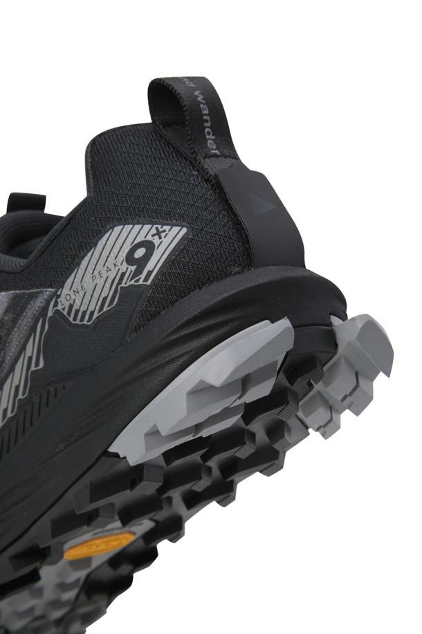 (AND WANDER) 알트라 × 앤드 원더 론 피크 9+ - D.GREEN은 하이킹과 트레일 러닝에 적합한 남성용 운동화입니다. 다크 그린과 블랙 컬러로 출시되었으며, 사계절 모두 착용 가능합니다. 라운드 앞코에 끈형 여밈, 로우탑 디자인으로 제작되었으며, 비브람 아웃솔을 사용하여 접지력을 강화했습니다. 방수 기능을 갖춘 트레일 러닝화로, 고프코어, 스포티, 캐주얼 스타일을 연출하기 좋습니다. 앤드 원더(and wander) 콜라보레이션 제품입니다.