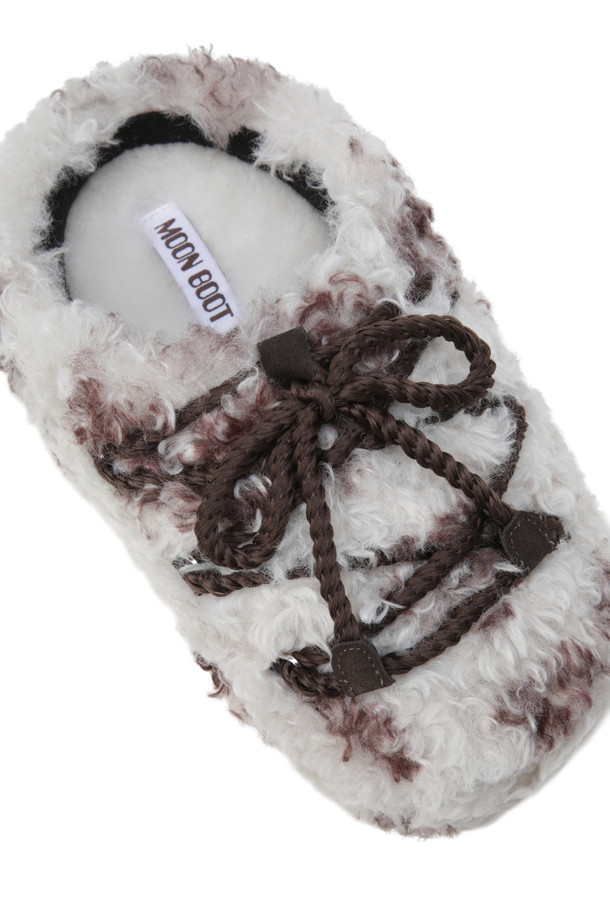 MB EVX 뮬 - 컬리 카우는 여성 고객을 위한 데이트룩, 휴가룩, 미니멀, 클래식, 캐주얼 스타일을 아우르는 뮬입니다. 화이트와 브라운 두 가지 색상으로 출시되었으며, 봄, 여름 계절에 착용하기 좋습니다. 라운드 앞코에 소가죽 소재로 제작되어 부드럽고 고급스러운 착용감을 선사합니다. 슬립온 디자인으로 편안하게 신고 벗을 수 있으며, 멀티사이즈 폼 내피, 가벼운 중창, 강력한 접지력으로 활동성을 높였습니다. 로우컷 탑라인과 플랫 로우힐 굽으로 편안함과 스타일을 동시에 잡았습니다.
