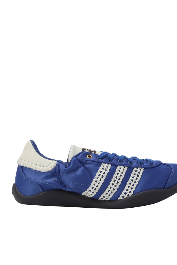 아디다스 X 웨일즈 보너 KARINTHA LO SATIN - 블루 쿼츠는 여성용 운동화입니다. 은은한 광택이 돋보이는 새틴 소재와 고급스러운 가죽의 조화가 돋보이며, 라운드 앞코에 플랫 굽으로 편안함을 더했습니다. 끈으로 여미는 디자인에, 스트라이프 패턴과 크로셰 디테일이 특징이며, 로우컷 탑라인으로 세련된 룩을 연출합니다. 데이트룩, 여행룩과 같은 TPO(Time, Place, Occasion)에 캐주얼, 클래식, 미니멀 스타일을 더해 활용하기 좋습니다. 웨일즈 보너 로고가 디자인의 완성도를 높입니다.
