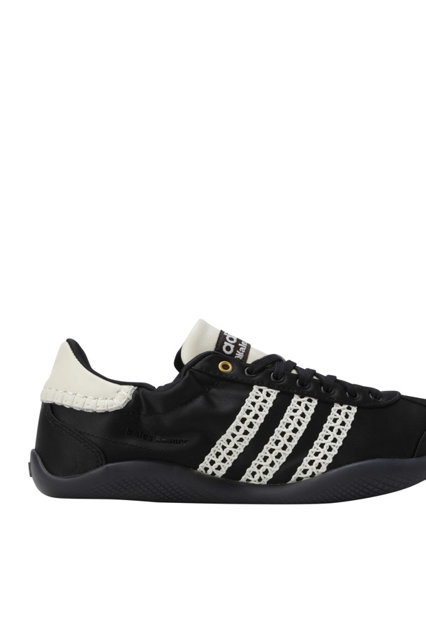 아디다스 X 웨일즈 보너 KARINTHA LO 새틴 - 코어 블랙/다크 브라운/크림 화이트 여성 운동화는 일상 및 캐주얼 스타일을 위한 제품입니다. 라운드 앞코에 로우 컷 탑라인, 레이스업 여밈으로 클래식한 디자인을 강조하며, 봄, 여름, 가을 계절에 착용하기 좋습니다. 블랙, 다크브라운, 크림 화이트의 세 가지 색상 조합과 새틴 소재가 은은한 광택감을 선사합니다. 크로셰와 스트라이프 패턴이 돋보이며, 웨일즈 보너 콜라보레이션으로 특별함을 더했습니다. 데이트룩, 출근룩 등 다양한 TPO에 미니멀하고 캐주얼한 스타일을 연출할 수 있습니다.
