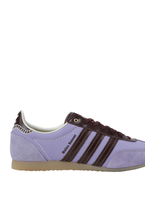 (아디다스 X 웨일즈 보너) 재팬 - 크림 화이트/라이트 퍼플/나이트 레드는 여성용 운동화입니다. 크림 화이트, 라이트 퍼플, 나이트 레드의 세련된 컬러 조합이 돋보이며, 라운드 앞코와 끈으로 여미는 디자인이 특징입니다. 가죽과 고무 소재로 제작되어 편안한 착화감을 제공하며, 낮은 굽 높이와 플랫한 굽 타입으로 안정감을 더했습니다. 레트로 무드를 기반으로 T-토우 대비 스티치 디테일, 슬림한 검솔, 빈티지 감성이 조화를 이루어 산책룩, 캐주얼 스타일, 스포티 무드에 모두 잘 어울립니다.
