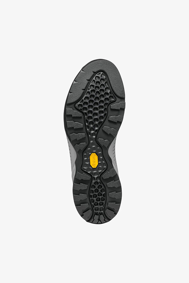 (2025) 모히토 - 번트는 부드러운 스웨이드 소재로 제작되어 편안한 착용감을 선사하는 여성용 신발입니다. 브라운 컬러의 라운드 앞코 디자인과 플랫 굽은 캐주얼, 미니멀, 클래식 스타일을 모두 아우르는 매력을 지닙니다. 봄, 여름, 가을 계절에 활용하기 좋으며, 가벼운 워킹이나 산책, 여행 시에도 적합합니다. 레이스업 방식으로 발을 안정적으로 잡아주며, 로우컷 디자인과 경량 소재로 편안함을 더했습니다.
