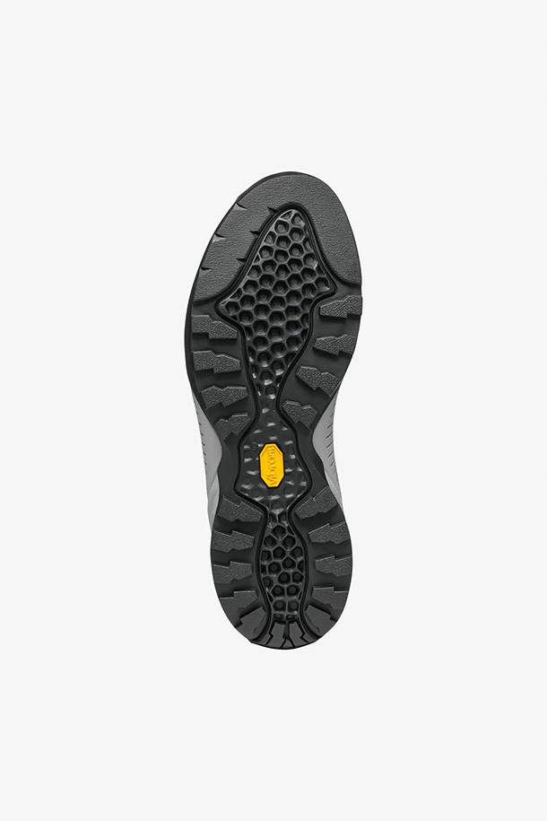 (2025) 모히토 - 스카이 블루는 산책룩과 캐주얼, 미니멀 스타일을 즐겨 입는 여성분들을 위한 신발입니다. 캔버스 소재에 라운드 앞코 디자인으로 편안함을 강조했으며, 굽 높이는 낮고 플랫 타입으로 제작되었습니다. 스카이 블루 컬러와 무지 패턴이 산뜻한 느낌을 주며, 레이스업 방식으로 발을 안정적으로 잡아줍니다. 로우탑 디자인과 일반 발볼 사이즈로 제작되어 일상생활에서 편안하게 착용할 수 있습니다.
