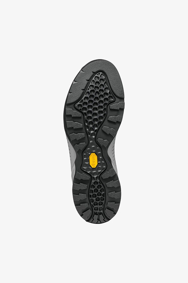 (2025) 모히토 - 클라우드 블루는 여성용 신발로, 부드러운 스웨이드 소재와 라운드 앞코 디자인이 특징입니다. 일상, 워킹 등 다양한 활동에 적합하며, 봄, 여름, 가을 계절에 착용하기 좋습니다. 캐주얼, 미니멀, 클래식 스타일을 아우르며 산책룩, 여행룩에 매치하기 좋습니다. 로우 굽과 플랫 굽 타입으로 편안한 착화감을 제공하며, 무지 패턴과 레이스업 여밈으로 디자인되었습니다.
