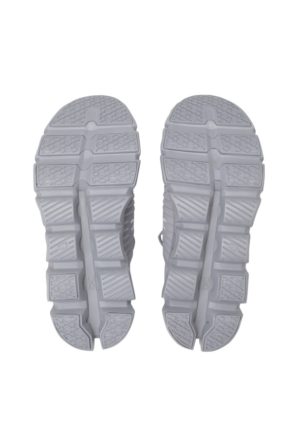 클라우드스위프트 4 AD (Alloy | Frost) 남성 러닝화는 스포티하면서 미니멀한 스타일을 연출합니다. Alloy와 Frost 컬러 조합의 무지 디자인으로 사계절 모두 활용 가능합니다. 이중 밀도 Helion™ 슈퍼폼과 방수 마감 처리, 내구성이 강화되어 뛰어난 쿠셔닝과 방수 기능을 제공합니다. 러닝룩에 적합하며 편안함과 스타일을 동시에 만족시키는 아이템입니다.
