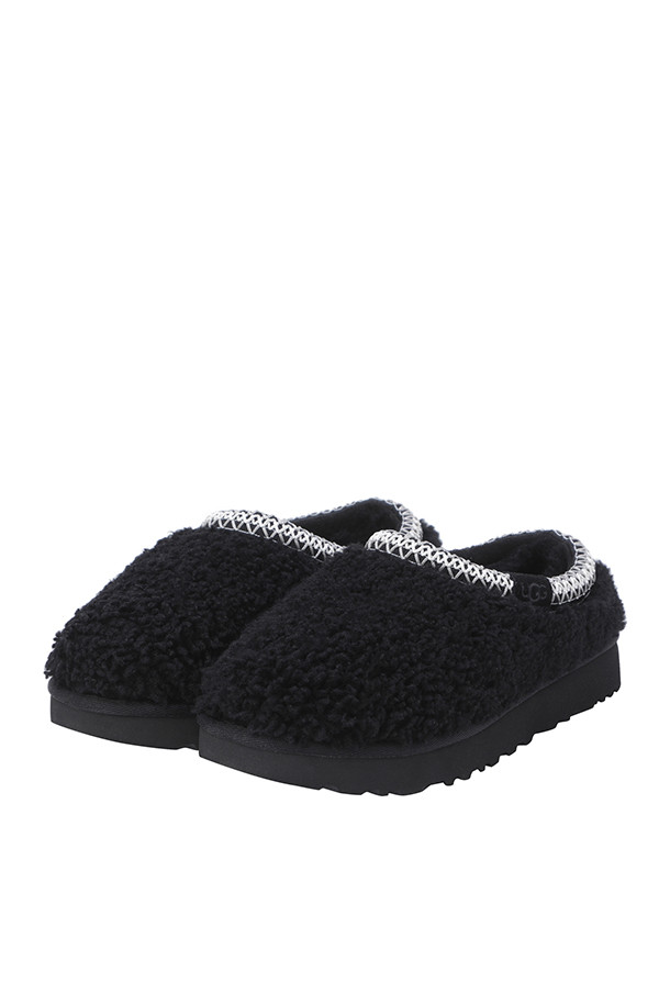 (UGG) 타즈만 맥시 컬리 - 1158356 BLACK는 여성용 슬리퍼/뮬 제품입니다. 블랙 색상으로, 가을과 겨울에 따뜻하게 신을 수 있습니다. 1.25인치 플랫폼 굽에 라운드 앞코 디자인이며, 10mm 곱슬곱슬한 양털 가죽 소재, 스웨이드, EVA 소재를 사용하여 편안함과 내구성을 높였습니다. 안감은 양털이며, 브레이드 패턴이 특징이며 오픈형으로 제작되었습니다. 집콕룩, 겨울 데일리룩, 산책룩 등 다양한 TPO에 미니멀, 캐주얼, 클래식 스타일로 연출하기 좋습니다.
