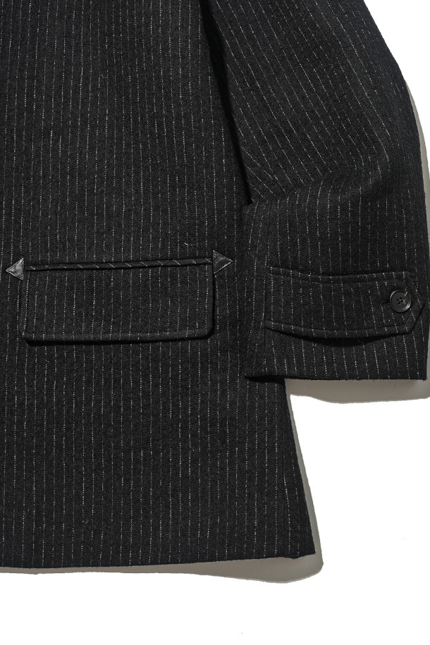 MIDLOOM 숏 맥 코트 - 핀스트라이프는 클래식하면서도 캐주얼한 분위기를 연출하는 남성용 맥코트입니다. 핀스트라이프 패턴과 미디엄 기장으로 세련된 실루엣을 자랑하며, 릴랙스 핏으로 편안한 착용감을 선사합니다. 봄, 가을 시즌에 적합하며, 출근룩, 비즈니스 캐주얼, 데이트룩 등 다양한 TPO에 활용할 수 있습니다. 면과 울 혼방 소재로 제작되어 부드러운 촉감을 제공하며, 카라 안쪽 가죽 배색과 포켓 삼각 가죽 디테일이 고급스러움을 더합니다. 천연 소뿔 단추와 큐프라, 폴리 혼방 안감으로 마감하여 높은 완성도를 보여줍니다.
