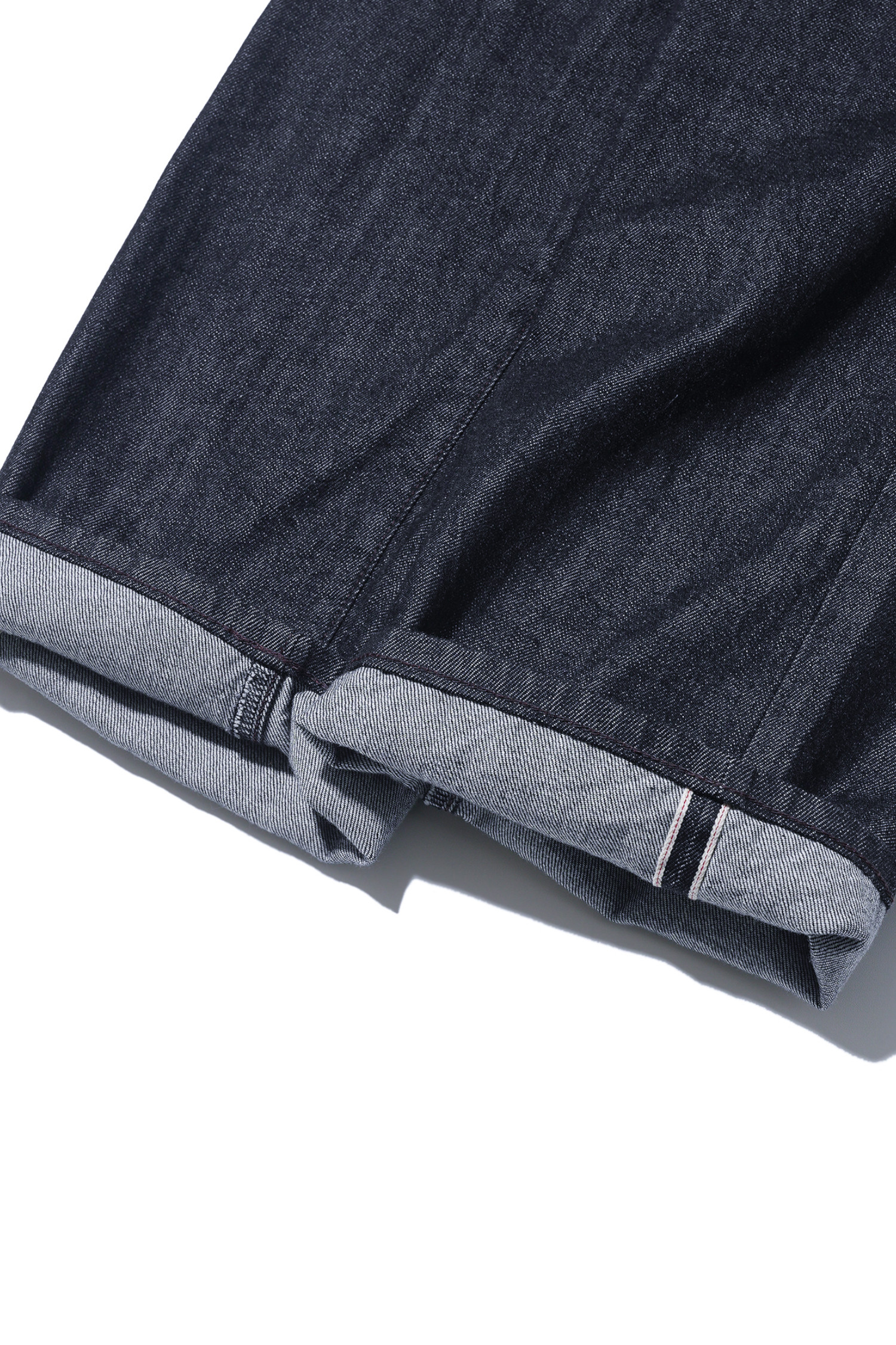 유기농 코튼 와이드 테이퍼드 데님 팬츠 (원워시, 인디고)는 클래식과 빈티지 스타일을 아우르는 남성용 데님 팬츠입니다. 뻣뻣한 질감의 두꺼운 데님 소재로 제작되어 사계절 내내 착용 가능하며, 와이드 핏과 테이퍼드 디자인으로 편안함과 트렌디함을 동시에 선사합니다. 셀비지 데님, 원워시 가공, 오가닉 코튼, WALDES's 버클, 5포켓 디자인, 가죽 라벨 등 섬세한 디테일이 돋보입니다. 데이트룩, 카페룩, 미니멀, 워크웨어 스타일을 즐기는 분들께 추천합니다.
