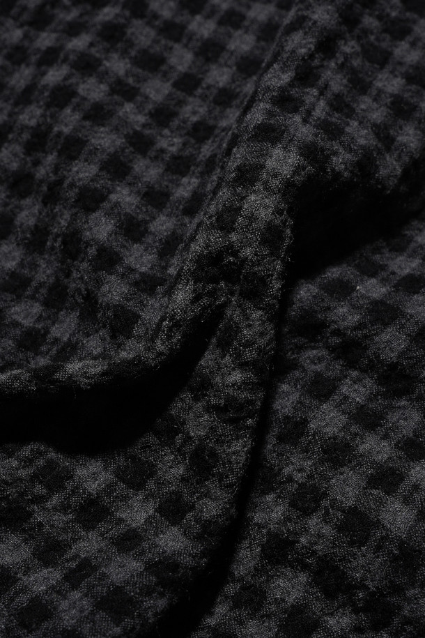 차콜 색상의 C/W 깅엄 체크 워크 셔츠는 클래식과 캐주얼 스타일을 아우르는 남성 의류입니다. 부드러운 촉감의 면과 울 혼방 소재로 제작되어 봄, 가을에 적합하며, 릴랙스 핏으로 편안한 착용감을 선사합니다. 차이나 칼라와 긴소매 디자인, 중간 두께감으로 다양한 스타일 연출이 가능하며, 데이트룩과 비즈니스 캐주얼에 활용하기 좋습니다. 깅엄 체크 패턴은 캐주얼한 무드를 더하고, 천연 자개 단추, 전면 포켓, 밑단 라운딩, 삼각 거셋 디테일로 디자인의 완성도를 높였습니다.
