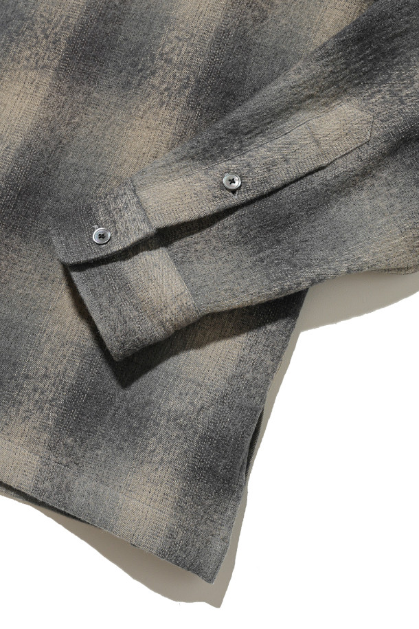 빈티지 텍스처 오픈 칼라 셔츠 - 그레이는 가을, 겨울 시즌에 어울리는 클래식하고 빈티지한 무드의 셔츠입니다. 부드러운 촉감의 울과 면 혼방 소재로 제작되었으며, 선염 체크 패턴이 돋보입니다. 오픈 칼라 디자인과 긴 소매, 자개 단추, 옆 트임 디테일이 특징이며, 축융 트윌 원단을 사용하여 고급스러움을 더했습니다. 데이트룩, 가을 나들이룩, 겨울 데일리룩 등 다양한 TPO에 맞춰 클래식, 미니멀, 캐주얼 스타일로 연출하기 좋습니다.
