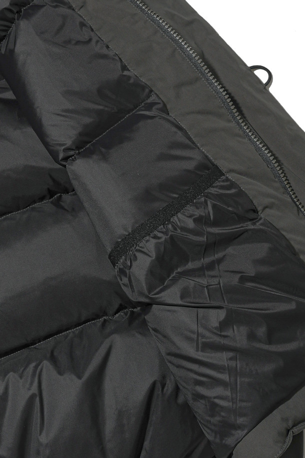 GOOSE DOWN MIL 베스트 - 차콜은 겨울철 캐주얼룩을 완성하는 데일리 아이템입니다. 밀리터리 무드를 담은 베이직한 디자인에, 무지 패턴과 차콜 컬러로 어떤 옷에도 쉽게 매치할 수 있습니다. 구스다운 충전재를 사용하여 보온성을 높였으며, 밑단 스트링 조절과 암홀 밴딩 디테일로 활동성을 더했습니다. 겉감은 면, 폴리에스테르, 나일론 혼방으로 부드러운 촉감을 자랑하며 생활 발수 기능까지 갖춰 실용적입니다. 산책이나 여행 시, 스타일리시하고 따뜻하게 착용할 수 있는 레귤러핏 베스트입니다.
