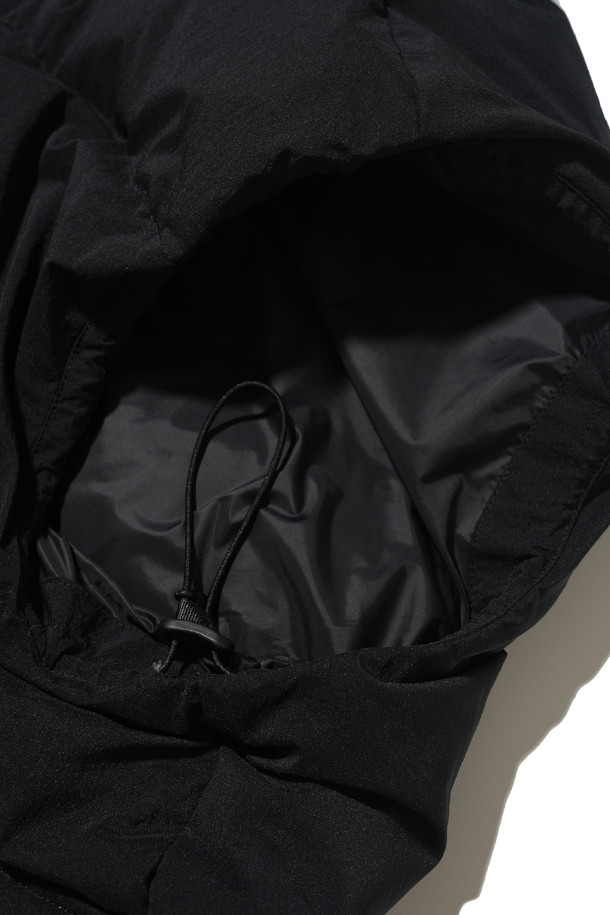 DUCK DOWN MARK 베스트 - 블랙은 겨울철 일상룩, 여행룩, 산책룩에 모두 잘 어울리는 아우터입니다. 영국군 바디 아머를 모티브로 한 밀리터리 스타일의 레귤러핏 베스트로, 유러피안 덕다운 충전재를 사용하여 뛰어난 보온성을 자랑합니다. 

두꺼운 두께감과 부드러운 촉감, 그리고 발수 기능까지 갖춰 한겨울에도 쾌적하게 착용할 수 있습니다. 블랙 컬러의 무지 디자인으로 클래식, 미니멀, 캐주얼 등 다양한 스타일링에 활용하기 좋으며, 레이어링이 용이하여 실용성을 더합니다. 
