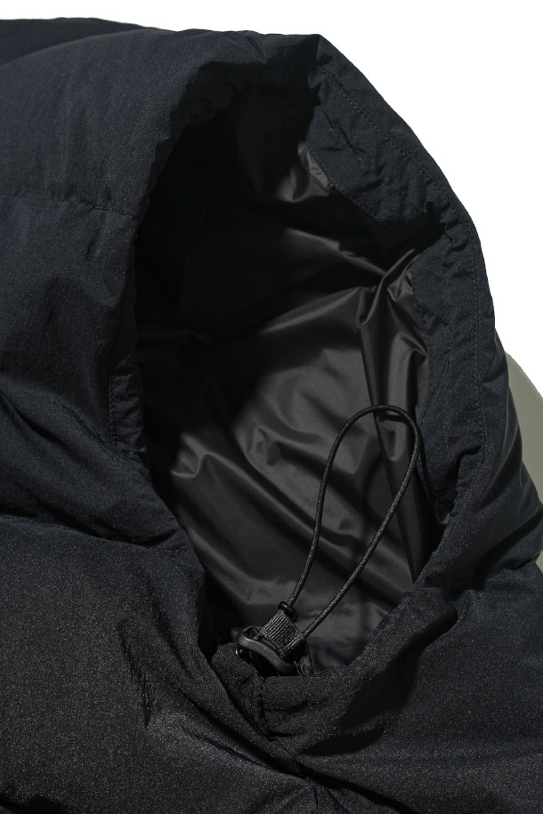 **DUCK DOWN MARK 베스트 - 네이비**는 추운 날씨에도 따뜻함을 선사하는 데일리 아우터입니다. 유러피안 덕다운 충전재를 사용하여 보온성을 극대화했으며, 영국군 바디 아머 디자인을 모티브로 한 밀리터리 스타일의 베스트입니다. 톤 다운된 네이비 컬러와 무지 패턴으로 어떤 룩에도 자연스럽게 녹아듭니다. 간절기와 겨울철 레이어링하여 클래식, 미니멀, 워크웨어 등 다양한 스타일을 연출해 보세요. 생활 방수 기능과 스냅 여밈 방식으로 실용성을 더했습니다.
