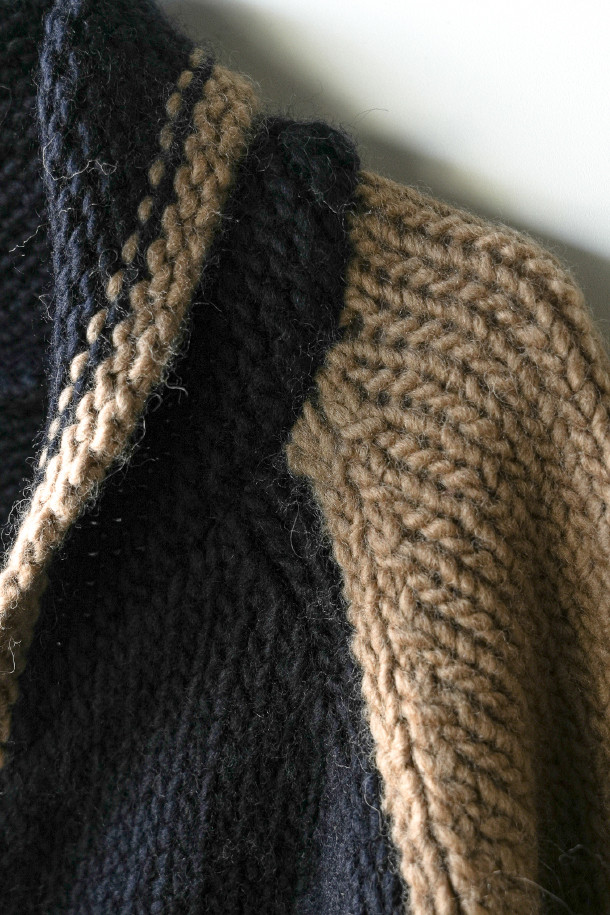 **HEAVY WOOL Cardigan 헤비 울 가디건 - Navy/Camel**

클래식과 빈티지 무드를 아우르는 헤비 울 가디건입니다. 두꺼운 두께감의 울 소재로 제작되어 겨울철에도 뛰어난 보온성을 제공하며, 거친 촉감이 특징입니다. 네이비와 카멜 두 가지 컬러로 출시되었으며, 잦은 착용에도 변형 없이 튼튼하게 유지됩니다. 코위찬 니트에서 영감을 받은 디자인에 빈티지 베이스볼 재킷의 모티브를 더했으며, YKK Excella 지퍼를 사용하여 고급스러움을 더했습니다. 출근룩, 캐주얼룩, 미니멀룩 등 다양한 스타일에 활용하기 좋습니다.
