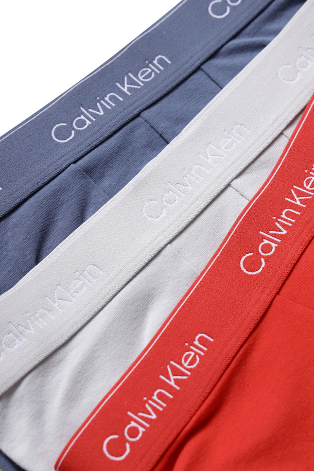 3 팩 로우 라이즈 트렁크 - 빈티지 인디고 / 마이크로 칩 / 몰튼은 부드러운 코튼 소재로 제작되어 편안한 착용감을 제공하는 남성용 속옷입니다. 사계절 내내 활용할 수 있는 베이직한 디자인으로, 로우 라이즈 웨이스트와 캘빈클라인 시그니처 엘라스틱 허리 밴드가 특징입니다. 미니멀, 클래식, 캐주얼 스타일을 선호하는 분들께 추천하며, 집콕룩으로 편안하게 착용하기 좋습니다. 각기 다른 매력의 빈티지 인디고, 마이크로 칩, 몰튼 세 가지 컬러로 구성되어 있습니다. 신축성이 뛰어나 활동성을 높여줍니다.
