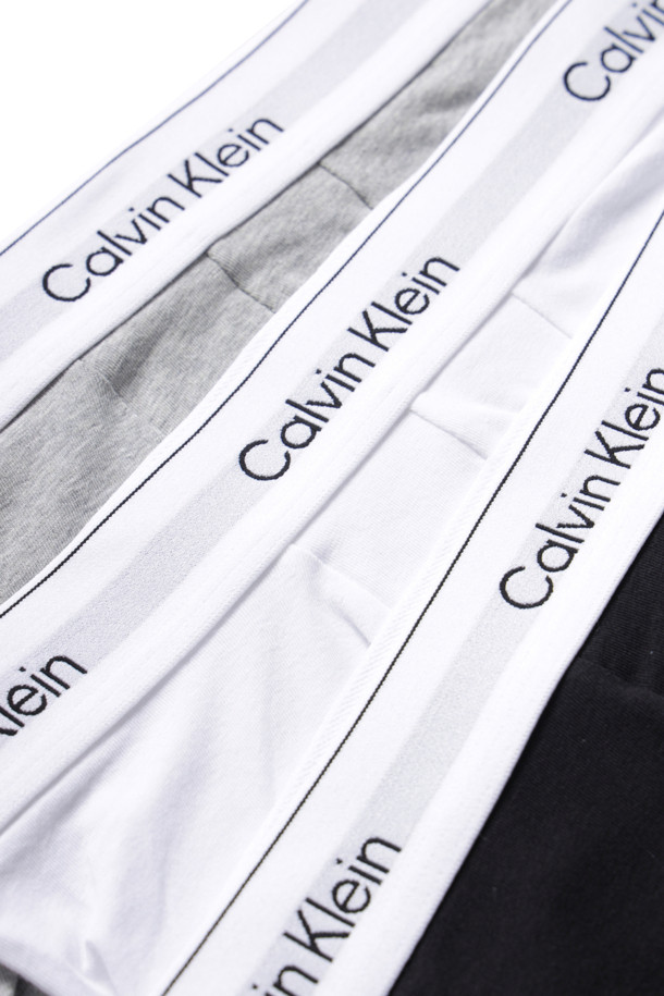 3 팩 로우 라이즈 트렁크 - 블랙 / 화이트 / 그레이 헤더는 남성용 속옷으로, 면과 스판덱스 혼방 소재로 제작되어 신축성이 뛰어납니다. 무지 디자인의 트렁크 3개가 한 세트로 구성되어 있으며, 사계절 내내 편안하게 착용할 수 있습니다. 캘빈클라인 시그니처 엘라스틱 허리밴드와 로우 라이즈 디자인이 특징이며, 미니멀, 캐주얼, 클래식 스타일을 연출하기 좋습니다. 집콕룩이나 여행룩으로 활용하기 좋은 아이템입니다. 블랙, 화이트, 그레이 헤더 세 가지 색상으로 제공됩니다.

