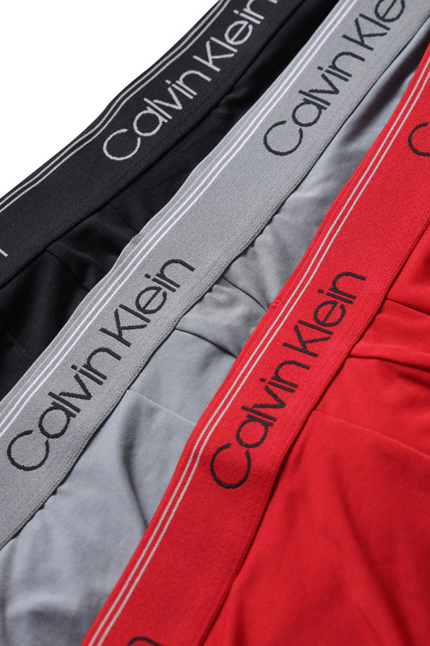 3 팩 로우 라이즈 트렁크 - 블랙 / 마이크로 칩 / 몰튼은 남성용 트렁크스 3팩 세트입니다. 마이크로파이버 소재로 제작되어 사계절 내내 편안하게 착용할 수 있으며, 일상복으로 적합합니다. 블랙, 그레이, 레드 3가지 색상으로 구성되어 다양한 스타일 연출이 가능합니다. 로우라이즈 웨이스트 디자인과 캘빈클라인 시그니처 엘라스틱 허리밴드가 특징이며, 집콕룩, 미니멀, 클래식, 캐주얼 스타일을 선호하는 분들께 추천합니다. 무지 패턴으로 심플하면서도 세련된 느낌을 줍니다.
