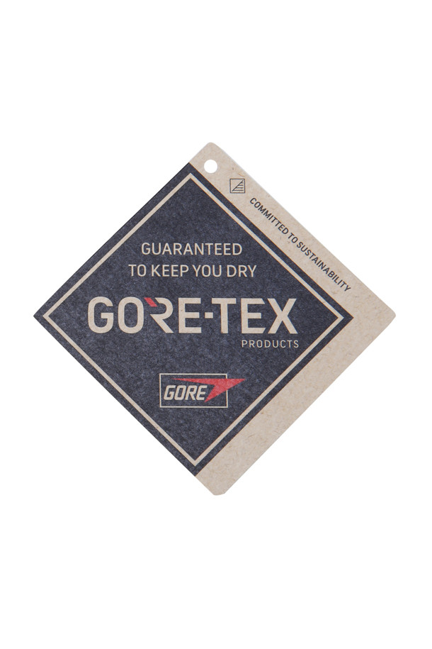 나나미카(NANAMICA)의 고어텍스(GORE-TEX) 숏 다운 재킷은 겨울철 일상과 아웃도어 활동에 적합한 남성용 다운 재킷입니다. 블랙 컬러의 무지 디자인으로 미니멀하고 스포티한 스타일을 연출하며, 레귤러핏으로 편안한 착용감을 제공합니다. 발수, 투습 기능을 갖춘 고어텍스(GORE-TEX) 소재와 두꺼운 두께감으로 뛰어난 보온성을 자랑하며, 안감은 리사이클 폴리에스터 립스탑을 사용하여 내구성을 높였습니다. 스냅과 지퍼 여밈 방식, 긴 소매 기장, 리브 처리, 보안용 지퍼 포켓 등의 디테일이 돋보이며, 출근룩과 여행룩에도 잘 어울립니다. 방수, 투습, 보온 기능을 갖춘 이 재킷은 겨울철 스타일과 기능성을 모두 만족시키는 아이템입니다.
