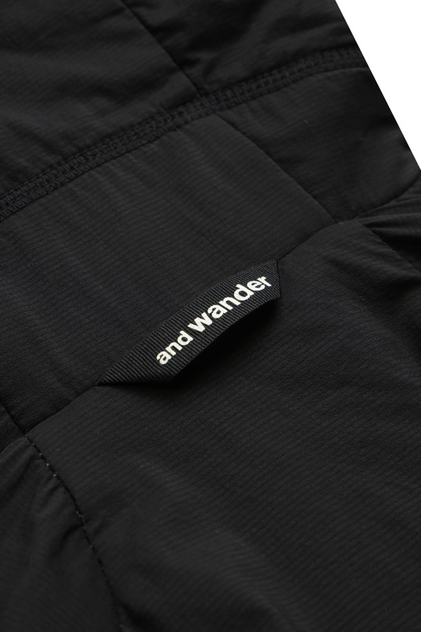 (AND WANDER) 알파 에어 후디 - 블랙은 남녀 공용으로, 봄, 가을 시즌 아웃도어 및 일상에서 활용하기 좋은 후드 자켓입니다. 발수 기능과 통기성을 갖춘 나일론, 폴라텍 소재로 제작되어 얇지만 쾌적한 착용감을 제공합니다. 미니멀하고 스포티한 디자인으로 등산, 산책, 여행 등 다양한 TPO에 적합하며, 레귤러핏으로 편안하게 착용할 수 있습니다. 후드 바이저 캡, 가슴 포켓 2개, 전면 및 측면 포켓 2개 등의 디테일이 실용성을 더합니다. 블랙 컬러의 무지 스타일로 어떤 룩에도 자연스럽게 매치됩니다.
