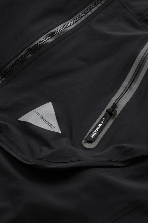 (AND WANDER) 루즈 핏 레인 재킷 - 블랙은 아웃도어 활동과 레인웨어를 위한 유니섹스 레인코트입니다. 3레이어 방수 소재와 20,000mm의 방수압, 10,000mm의 투습 기능으로 궂은 날씨에도 쾌적함을 유지합니다. 등 부분 벤틸레이션(환기구)을 장착하여 통기성을 높였으며, 루즈 핏 디자인으로 편안한 착용감을 제공합니다. 봄, 여름, 가을 시즌에 여행, 휴가, 캠핑 등 고프코어, 스포티, 미니멀 스타일 연출에 적합합니다. 블랙 컬러의 무지 디자인으로 다양한 룩에 활용하기 좋습니다.
