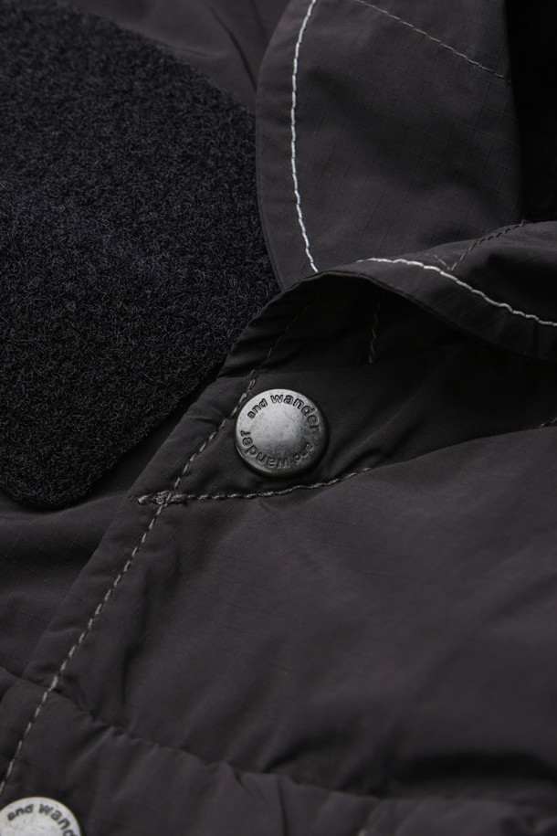 (AND WANDER) 피쉬테일 옥타 코트 - 블랙은 일상과 아웃도어 활동 모두에 적합한 남녀 공용 아우터입니다. 가을, 겨울 시즌 착용을 권장하며, 스포티하고 밀리터리한 스타일을 연출합니다. 옥타 소재를 사용하여 제작되었으며, 롱 기장에 두꺼운 두께감으로 보온성을 높였습니다. 플리스 안감 후드, 벨크로/지퍼 하이넥, 반사 테이프 지퍼 포켓 등의 디테일이 돋보이며, 출근룩과 여행룩, 캐주얼, 미니멀, 스포티 스타일을 즐기는 분들께 추천합니다.
