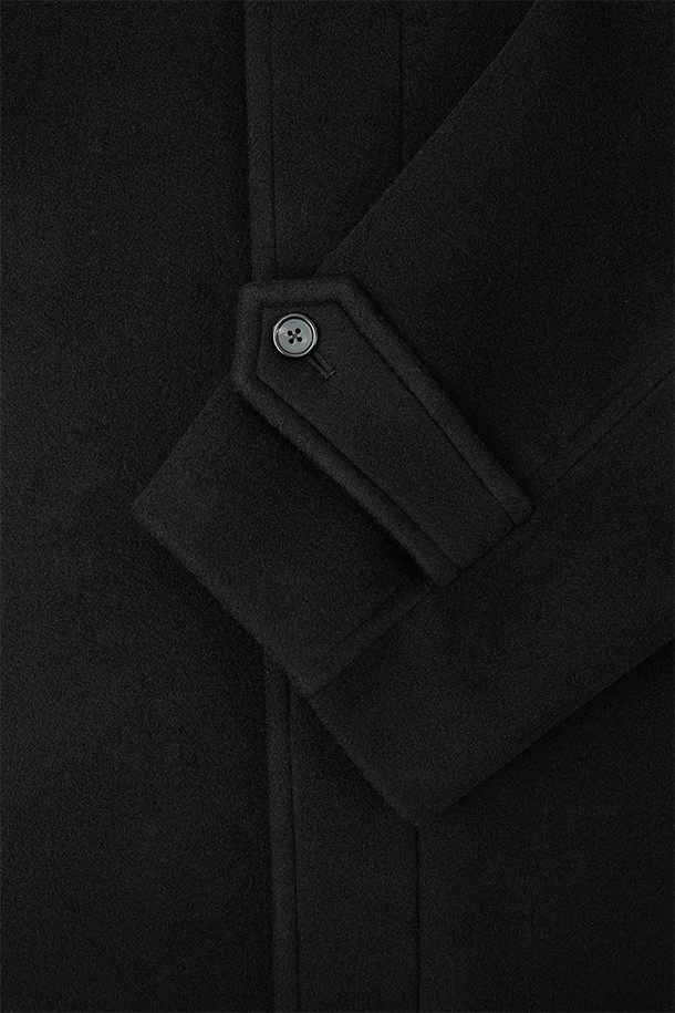 발마칸 코트 - 블랙은 호주산 파인 램스울을 사용하여 부드러운 촉감을 선사하며, 가을과 겨울 시즌에 적합한 두꺼운 두께감으로 제작되었습니다. 래글런 소매와 웰트 포켓, 안주머니, 칼라 비조 디테일이 돋보이는 발마칸 코트입니다. A라인 핏에 무지 패턴, 롱 기장으로 클래식하고 베이직한 스타일을 연출합니다. 버튼 여밈 방식의 블랙 컬러 코트로, 출근룩, 겨울 데일리룩, 비즈니스 캐주얼 등 다양한 TPO에 활용 가능합니다. 미니멀하고 시크한 스타일을 선호하는 남성분들께 추천합니다.
