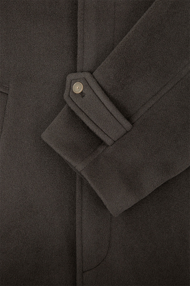 발마칸 코트 - 올리브 그레이는 가을과 겨울, 일상 속에서 클래식하고 미니멀한 스타일을 연출하기에 완벽한 남성용 아우터입니다. 호주산 파인 램스울을 사용하여 부드러운 촉감과 두꺼운 두께감을 자랑하며, 래글런 소매와 웰트 포켓 디테일로 실용성을 더했습니다. A라인 핏과 롱 기장으로 세련된 실루엣을 완성하며, 칼라 비조와 안주머니, 안감 벰버그, 폴리에스터 소재로 마감하여 보온성을 높였습니다. 버튼 여밈 방식으로 제작되었으며, 올리브 그레이 컬러는 어떤 룩에도 자연스럽게 녹아들어 겨울 데일리룩, 출근룩, 데이트룩 등 다양한 TPO에 활용하기 좋습니다.
