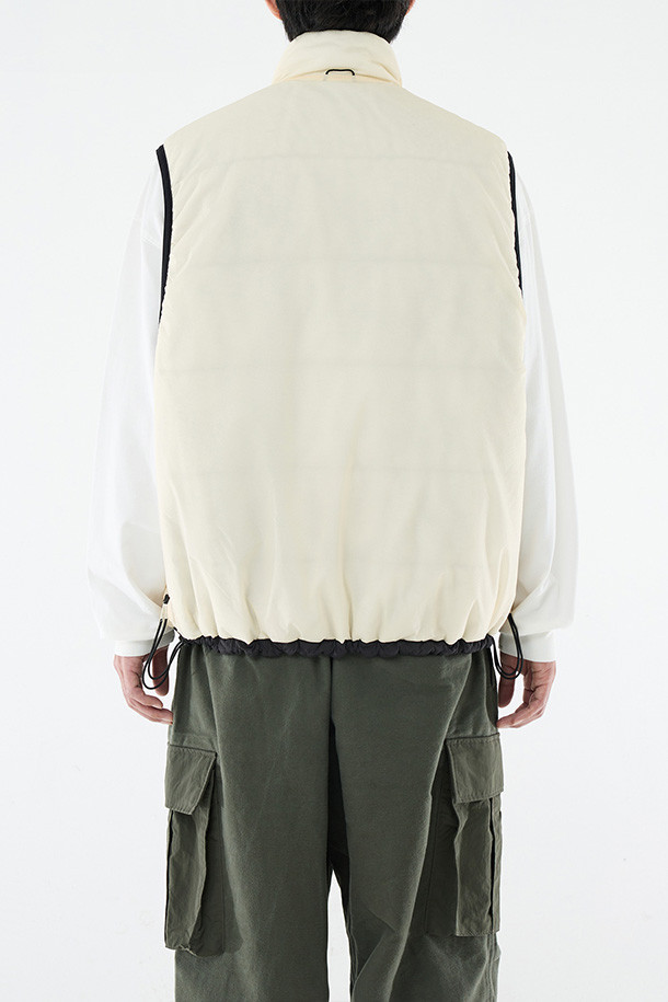 리버서블 퍼프 베스트 - 블랙/에크루는 남성용 아우터 베스트입니다. 캐주얼, 스포티, 미니멀한 스타일을 모두 아우르며, 가을과 겨울 두 계절에 걸쳐 데일리룩, 산책룩, 여행룩에 폭넓게 활용할 수 있습니다. 블랙과 에크루, 두 가지 컬러로 출시되어, 리버서블 디자인으로 한 벌로 두 가지 스타일을 연출할 수 있습니다. 루즈핏에 지퍼형 여밈 방식, 스탠드 카라, 지퍼 포켓, 사이드 포켓, 밑단 스토퍼, 그리고 신슐레이트 충전재를 적용하여 보온, 방수, 통기 기능을 제공합니다. 나일론 소재로 제작되어 두꺼운 두께감을 자랑합니다.
