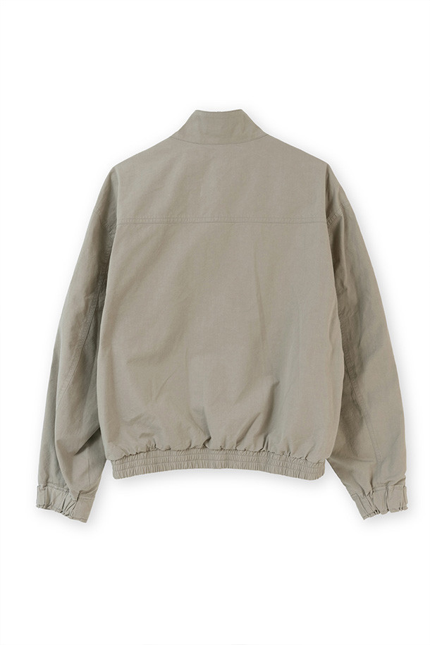 EXPLORER 재킷 - 스톤은 일상과 아웃도어 활동에 모두 적합한 남성용 자켓입니다. 고밀도 코튼 100% 원단에 바틱 가공을 더해 빈티지한 텍스처를 살렸으며, 봄, 가을 계절에 착용하기 좋습니다. 스탠다드핏으로 편안한 착용감을 제공하며, 크롭 기장과 지퍼 여밈 방식이 특징입니다. 뒷면 대형 포켓 2개와 양쪽 지퍼 주머니, 그리고 안감 폴리에스터 100%로 실용성을 더했습니다. 캐주얼 스타일을 연출하기 좋은 스톤 컬러의 아웃도어 재킷입니다.
