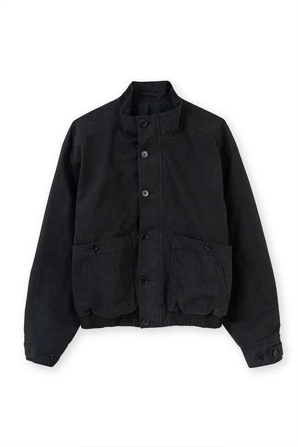 1980년대 빈티지 아웃도어 자켓을 재해석한 EXPLORER 재킷 - 블랙입니다. 면 소재의 스탠다드핏으로 제작되어 캐주얼하고 레트로한 스타일을 연출하며, 봄, 가을에 적합합니다. 바틱 가공 처리를 통해 빈티지한 무드를 더했으며, 양쪽 지퍼 포켓과 뒷면 대형 포켓 2개로 실용성을 높였습니다. 일상, 아웃도어 활동은 물론, 동네 마실룩, 여행룩, 가을 나들이룩 등 다양한 TPO에 활용하기 좋습니다. 자연스러운 경년변화가 특징이며, 부드러운 촉감의 중간 두께 자켓입니다.
