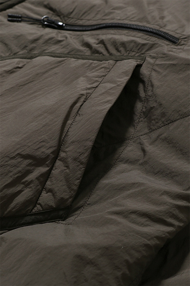 밀 라이너 재킷 - 스톤은 일상, 아웃도어 활동에 적합하며 간절기와 겨울에 따뜻하게 착용할 수 있는 남성용 라이너 재킷입니다. 부드러운 촉감의 나일론과 폴리에스터 혼방 소재에 두꺼운 두께감으로 제작되어 보온성과 방풍 기능을 제공합니다. 루즈핏 디자인에 V넥 라인, 2웨이 지퍼, 지퍼 가슴 포켓, 패치 포켓, 밑단 스토퍼 등 밀리터리 스타일의 디테일을 더했습니다. 신슐레이트 충전재와 이중 소매 커프스로 보온성을 높였으며, 가볍고 통기성이 뛰어나 편안하게 착용 가능합니다. 캐주얼, 미니멀, 클래식 스타일을 즐겨 입는 분들께 추천합니다.
