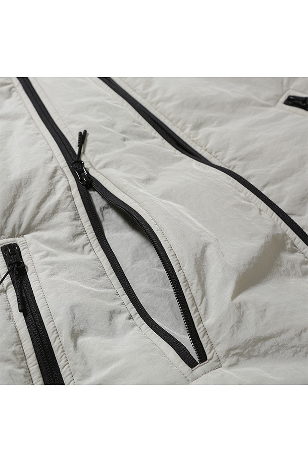 따뜻함과 스타일을 모두 갖춘 DOUBLE-ZIP INSULATED PARKA - 오이스터입니다. 부드러운 메탈릭 크링클 나일론 겉감과 보온성이 뛰어난 신슐레이트 충전재로 제작되어 한겨울 추위에도 끄떡없습니다. 2웨이 지퍼, 워머 포켓, 메쉬 가리개, 바인딩 처리된 밑단과 소매단 등 섬세한 디테일이 돋보이며, 오버핏 디자인으로 편안한 착용감을 선사합니다. 캐주얼, 미니멀, 고프코어 스타일을 즐기는 분들께 겨울철 데일리룩, 산책룩, 여행룩으로 추천합니다. 방풍 및 통기 기능으로 쾌적함까지 더했습니다.
