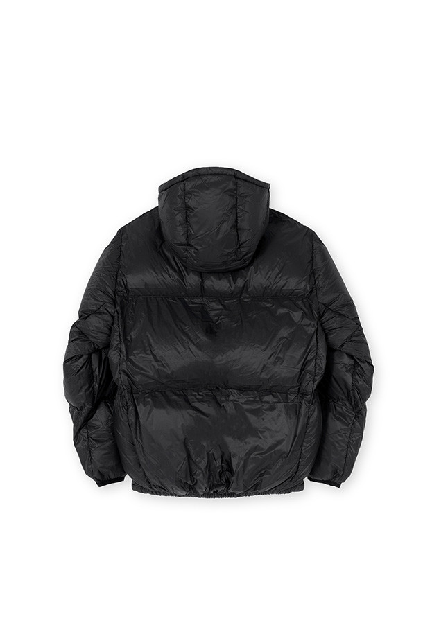 EVEREST (에베레스트) 구스다운 파카 - 블랙은 일상과 아웃도어 활동 모두에 적합한 남성용 겨울 아우터입니다. 미니멀하고 스포티한 디자인의 무지 스타일로, 톤온톤 스타일링에 용이합니다. 방수, 보온, 경량 기능을 갖춘 900+ 필파워의 구스다운 90:10 충전재와 Pertex Quantum pro 소재로 제작되어 뛰어난 보온성을 제공합니다. 후드, 투웨이 지퍼, 지퍼 포켓 등의 디테일이 돋보이며, RDS 인증을 받은 제품으로 윤리적인 가치까지 더했습니다. 여행, 캠핑, 등산 등 다양한 TPO (Time, Place, Occasion)에 활용 가능한 오버핏 파카입니다.
