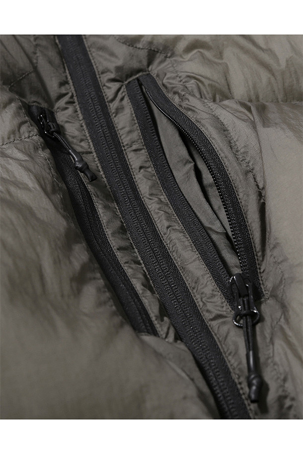 SHADOW PUFFER DOWN PARKA - 쉬어 올리브는 일상, 아웃도어 활동은 물론 여행과 캠핑, 등산 시에도 유용한 다운 파카입니다. 톤 다운된 올리브 컬러에 무지 디자인으로 어떤 스타일에도 쉽게 매치할 수 있으며, 캐주얼, 스포티, 고프코어 스타일을 연출하기 좋습니다. 구스다운 90:10 충전재와 FP800+의 높은 필파워, 방풍 및 발수 기능으로 뛰어난 보온성을 제공하며 경량 설계로 활동성을 높였습니다. 루즈핏으로 편안한 착용감을 선사하며, 양방향 지퍼, 높은 카라, 다양한 포켓, 벨크로 소매 조절 및 밑단 스토퍼 디테일로 기능성을 더했습니다. 겨울철 추위 속에서도 스타일과 따뜻함을 모두 놓치지 마세요.
