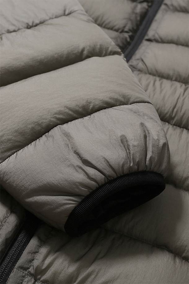 HELIUM 다운 재킷 - 시어 올리브는 겨울철 추위를 막아줄 공용 다운자켓입니다. 캐주얼, 미니멀 스타일을 즐기는 분들께 적합하며, 출근룩과 여행룩에 모두 활용할 수 있습니다. 90:10 구스다운 충전재와 FP800+ 등급의 뛰어난 보온성을 자랑하며, 방풍, 발수 기능으로 변덕스러운 날씨에도 끄떡없습니다. 루즈핏으로 편안한 착용감을 선사하며, 양방향 지퍼, 지퍼 포켓, 내부 지퍼 포켓, 신축성 있는 소매 커프스, 밑단 스토퍼 등의 디테일로 실용성을 더했습니다. 부드러운 촉감의 나일론 소재를 사용하여, 매일 입고 싶은 데일리 아우터가 되어줄 것입니다.
