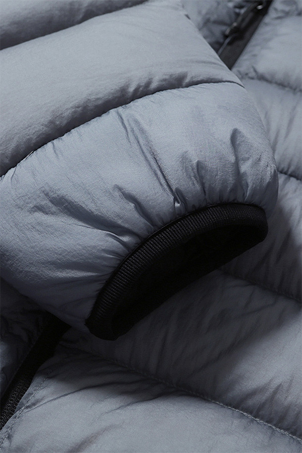 헬륨 후드 다운 재킷 - 쉬어 더스티 블루는 가을과 겨울, 일상과 여행, 캠핑 등 다양한 TPO에 활용 가능한 아우터입니다. 캐주얼, 미니멀, 고프코어 스타일을 아우르는 베이직하고 릴랙스 핏의 디자인으로, 무지 패턴과 얇은 두께로 제작되었습니다. 방풍, 발수, 보온 기능과 경량성을 갖춰 활동성을 높였으며, 후드, 하이넥, 밑단 스트링 디테일로 보온성을 더했습니다. 나일론, 구스다운, 폴리에스테르 등 3가지 주요 소재를 사용하여 편안한 착용감을 선사합니다. 집업 방식으로 간편하게 착용 가능하며, 긴 소매 기장으로 따뜻함을 유지해 줍니다.
