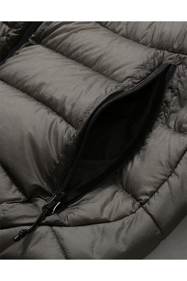 HELIUM 후디드 다운 재킷 - 시어 올리브는 일상, 출근룩, 여행룩에 모두 어울리는 공용 다운자켓입니다. 캐주얼, 스포티, 미니멀 스타일을 아우르는 디자인으로, 방풍, 발수 기능과 뛰어난 보온성, 경량성을 갖춘 겨울철 필수템입니다. 구스다운 90:10 충전재와 FP800+ 등급의 안감을 사용하여 우수한 보온성을 제공하며, 부드러운 나일론 소재와 루즈핏으로 편안한 착용감을 선사합니다. 양방향 지퍼, 지퍼 포켓, 내부 지퍼 포켓, 신축성 있는 소매 커프스, 밑단 스토퍼 등 다양한 기능으로 활용성을 높였습니다.
