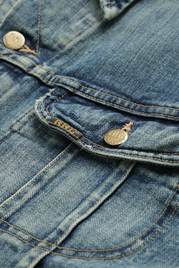 LEELAND (리랜드) 인디고 데님 트러커 재킷 - LEELAND WASH (리랜드 워시)는 남녀 모두 착용 가능한 캐주얼하고 클래식한 스타일의 데님 재킷입니다. 봄, 가을에 어울리는 중간 두께감의 인디고 컬러 데님 소재로 제작되었으며, 레귤러 핏으로 편안하게 착용할 수 있습니다. 메탈 버튼, 버튼 커프스, 가슴 포켓, 허리 사이즈 조절 탭 등의 디테일이 돋보입니다. 데이트룩, 봄 소풍룩 등 다양한 TPO에 활용할 수 있으며, 미니멀한 스타일 연출에도 적합합니다. 긴 소매 기장의 레귤러 기장으로, 데님 특유의 자연스러운 멋을 살린 아이템입니다.
