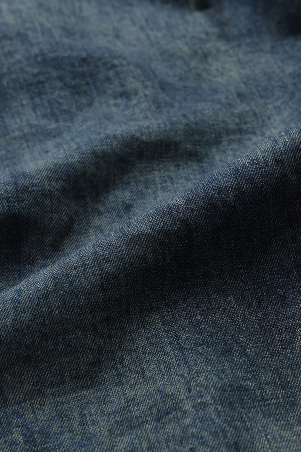 웨스트뷰 데님 트러커 재킷 - 웨스트뷰 워시는 캐주얼과 클래식 스타일을 아우르는 남성용 데님 재킷입니다. 봄, 가을에 어울리는 중간 두께감의 레귤러핏 데님 재킷으로, 뻣뻣한 촉감이 특징입니다. 블루 컬러의 무지 디자인이며, 버튼 여밈 방식과 긴 소매 기장으로 제작되었습니다. 스트레이트 칼라, 버튼 플래킷, 버튼 커프스, 앞면 포켓 2개, 뒷면 사이즈 조절 탭, 가죽 패치 등의 디테일이 돋보입니다. 데이트룩과 봄 소풍룩에 활용하기 좋은 아이템입니다.
