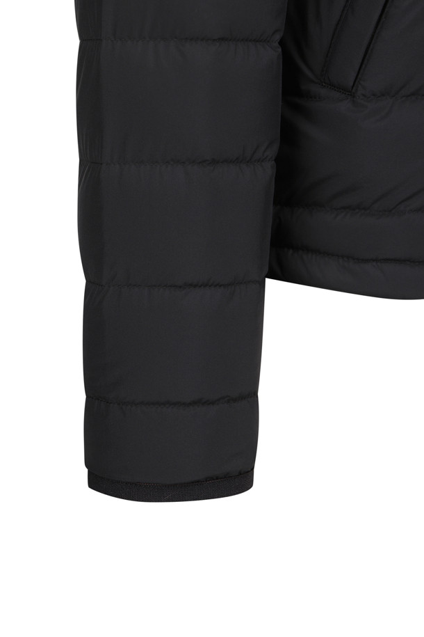 여성용 크루넥 이너 다운 재킷 - 블랙은 겨울철 일상과 출근룩에 모두 잘 어울리는 미니멀하고 베이직한 스타일의 다운 재킷입니다. 부드러운 촉감의 고밀도 우븐 나일론 태피터 소재를 사용하여 편안한 착용감을 선사하며, 라운드넥 디자인으로 어떤 옷에도 쉽게 매치할 수 있습니다. 친환경 재활용 다운 충전재와 두꺼운 두께감으로 뛰어난 보온성을 제공하며, 허리 신축성 드로코드와 수납 주머니가 있어 실용성을 더했습니다. 레귤러핏으로 제작되어 편안한 착용감을 선사하며, 긴 소매 기장과 스냅 여밈 방식이 특징입니다.
