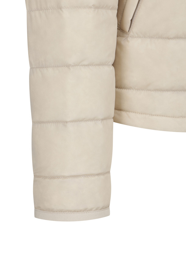 "WOMEN'S CREWNECK INNER DOWN JACKET - 오이스터 화이트"는 겨울철 여성의 따뜻함을 책임지는 다운 자켓입니다. 미니멀하고 베이직한 스타일로, 출근룩은 물론 다양한 일상 스타일에 매치하기 좋습니다. 부드러운 촉감의 고밀도 우븐 나일론 태피터 소재를 사용하여 편안한 착용감을 선사하며, 허리 드로코드를 통해 핏 조절이 가능합니다. 친환경 재활용 다운 충전재와 숏패딩 디자인으로 보온성과 경량성을 동시에 갖췄으며, 수납 주머니가 있어 실용적입니다. 집업 방식에 크롭 기장으로, 세련된 겨울 스타일을 완성해 보세요.
