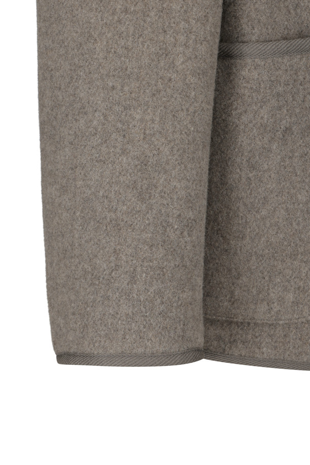 MEN'S WOOL LIGHT PILE COVERALLS 재킷 - H.BEIGE는 워크웨어와 캐주얼 스타일을 아우르는 남성용 커버롤 재킷입니다. 가을, 겨울 시즌에 적합하며, 베이지 컬러의 무지 디자인으로 다양한 룩에 매치하기 용이합니다. 울 소재의 얇은 두께로 제작되어 부드러운 촉감을 선사하며, 와이드핏과 레귤러 기장으로 편안한 착용감을 제공합니다. 버튼 여밈 방식과 긴소매 디자인, 폴리에스터 소매 안감과 헤링본 테이프 파이핑, 경량 설계로 실용성을 더했습니다. 출근룩과 비즈니스 캐주얼 스타일에도 활용 가능한, 세련된 디자인의 워크자켓입니다.
