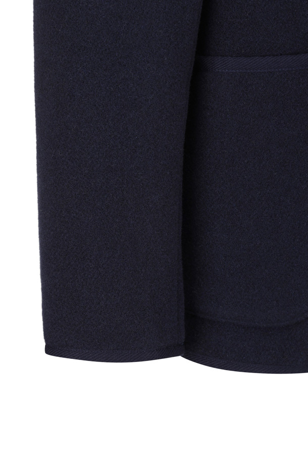 MEN'S 울 라이트 파일 커버롤 재킷 - 네이비는 가을과 겨울에 어울리는 남성용 자켓입니다. 캐주얼과 워크웨어 스타일을 넘나들며, 출근룩, 비즈니스 캐주얼, 모임룩 등 다양한 TPO에 활용할 수 있습니다. 부드러운 촉감의 울 소재와 두꺼운 두께감으로 보온성을 높였으며, 와이드 핏과 긴 소매 기장으로 편안한 착용감을 제공합니다. 무지 디자인에 버튼 여밈 방식, 헤링본 테이프 파이핑, 경량, 그리고 이중 브러시 가공 등의 디테일이 돋보이는 워크자켓입니다. 클래식, 미니멀, 워크웨어 스타일을 즐기는 남성에게 적합한 네이비 컬러의 자켓입니다.
