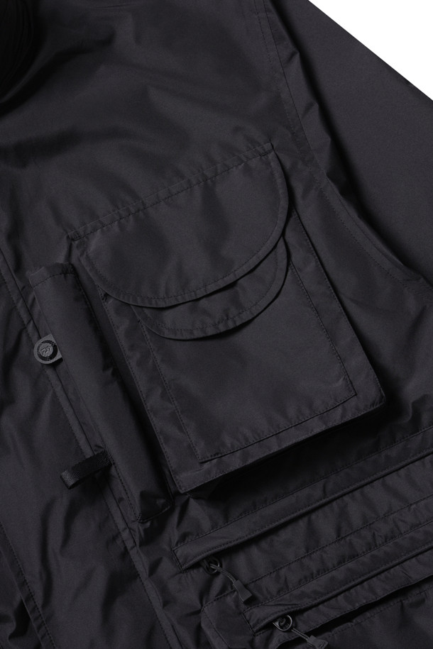 **고어텍스 윈드스토퍼 퍼펙트 피싱 재킷 - 블랙**

남성용 고어텍스 윈드스토퍼 소재의 블랙 재킷입니다. 방수 및 방풍 기능을 갖춰 낚시, 캠핑, 여행 등 다양한 야외 활동에 적합하며, 일상에서도 스타일리시하게 착용할 수 있습니다. 스포티하고 밀리터리한 무드를 동시에 연출하며, 레귤러 핏에 집업 스타일로 편안하게 착용 가능합니다. 후드 수납이 가능하며, 다수의 포켓이 있어 수납성을 높였습니다. 봄, 가을, 겨울, 세 계절 모두 활용할 수 있는 두꺼운 두께감의 재킷입니다.
