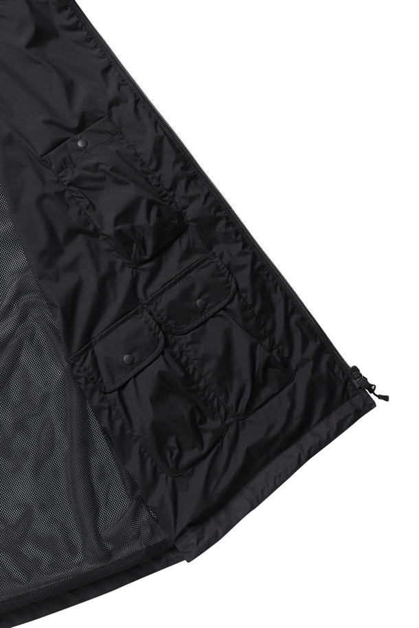 고어텍스 윈드스토퍼 테크 아머드 쉘 재킷 - 블랙은 남성을 위한 자켓입니다. 고어텍스 윈드스토퍼 기술을 적용하여 방수, 방풍 기능을 제공하며 가볍고 활동성이 뛰어납니다. 봄, 가을 시즌에 적합하며, 아웃도어 활동은 물론 일상에서도 스포티하고 테크니컬한 스타일을 연출할 수 있습니다. 레귤러핏으로 편안하게 착용 가능하며, 윈드브레이커 디자인에 집업 여밈 방식, 멀티 포켓 디자인이 특징입니다. 등산, 여행, 캠핑 등 다양한 TPO에 활용할 수 있으며, 고프코어, 미니멀 스타일에도 잘 어울립니다.
