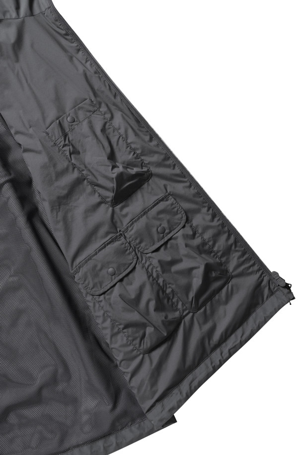 고어텍스 윈드스토퍼 테크 아머드 쉘 재킷 - 차콜은 남성을 위한 아우터 자켓입니다. 봄, 가을 계절에 적합하며, 아웃도어 및 일상 용도로 활용할 수 있습니다. 방수, 방풍 기능을 갖춘 윈드스토퍼 소재와 멀티 포켓 디자인으로 실용성을 높였습니다. 레귤러핏, 레귤러 기장의 차콜 컬러 무지 쉘 재킷으로 고프코어, 스포티, 미니멀 스타일을 연출할 수 있습니다. 등산룩, 여행룩, 캠핑룩 등 다양한 TPO에 활용 가능한 활용도 높은 아이템입니다.
