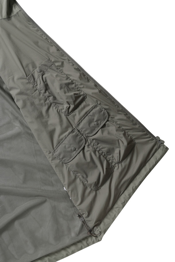 고어텍스 윈드스토퍼 테크 아머드 쉘 재킷 - 울프그레이는 뛰어난 방수, 방풍 기능을 제공하는 남성용 재킷입니다. 봄, 가을 날씨에 적합하며, 아웃도어 활동과 일상생활 모두에서 활용 가능합니다. 레귤러핏으로, 회색 무지 디자인에 집업 여밈 방식과 긴 소매 기장으로 제작되었습니다. 경량 소재와 멀티 포켓 디테일은 스포티, 고프코어, 미니멀 스타일을 연출하며, 여행, 산책, 등산 시 편안함을 선사합니다. 고어텍스 소재를 사용하여 기능성과 스타일을 모두 갖춘 테크니컬 재킷입니다.
